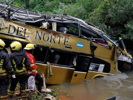 Ônibus despenca de ponte após acidente e deixa ao menos 9 mortos e 29 feridos
