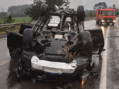 S-10 capota na BR-287 em Santiago