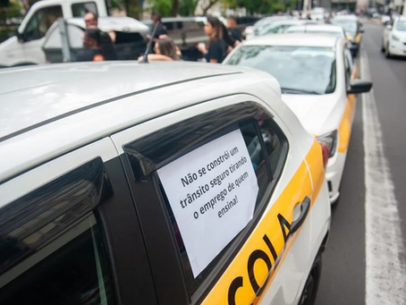 Sindicatos representantes de autoescolas protestam em Porto Alegre contra o fim da obrigatoriedade de aulas para CNH