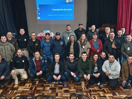 PRF realiza ação educativa com motoristas de transporte escolar em Santiago
