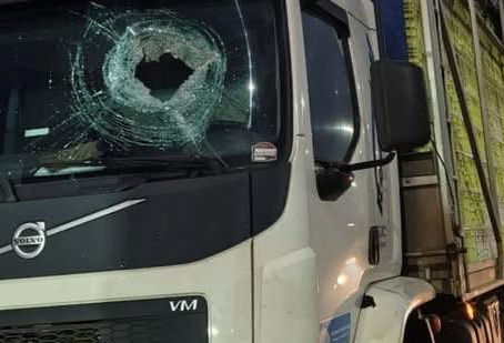 Motorista fica gravemente ferido após ser atingido por pedra na BR-386 em Lajeado