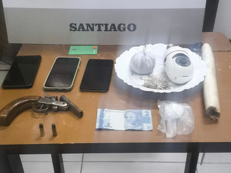 Brigada Militar apreende drogas e arma de fogo e prende jovem por tráfico em Santiago