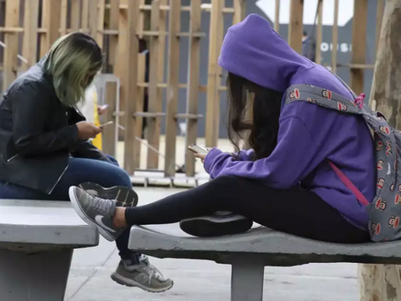 Proibição de celular em escola deve valer já em 2025