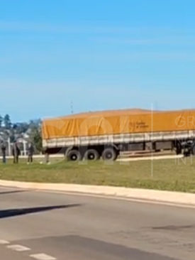 Colisão entre Saveiro e carreta deixa um ferido na BR-287 em Santiago