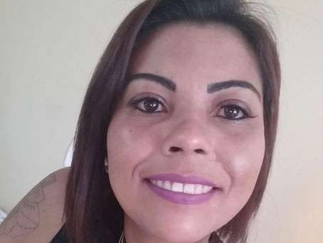 Santiago se despede da professora Luciane Muller