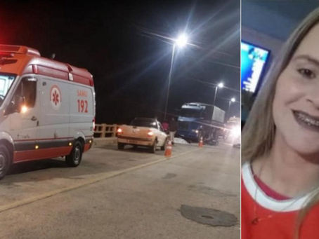 Mulher morre em colisão frontal entre moto e caminhão na BR-290, em Rosário do Sul