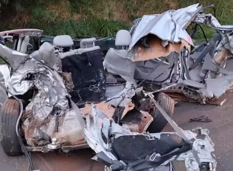 Carro fica destruído após acidente com caminhão em rodovia no RS; dois homens morreram
