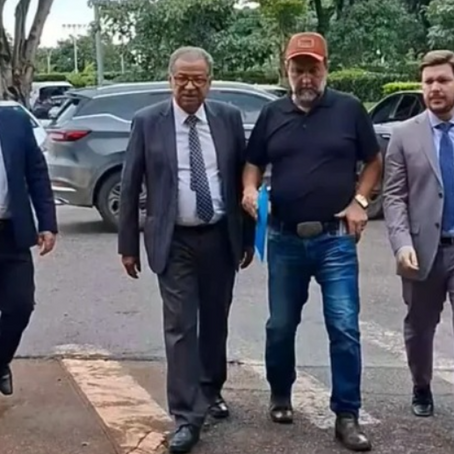 Líder dos caminhoneiros vai à Presidência da República comunicar paralisação da categoria