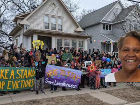 Mulher prestes a ser despejada é 'salva' por vizinhos que compraram a casa