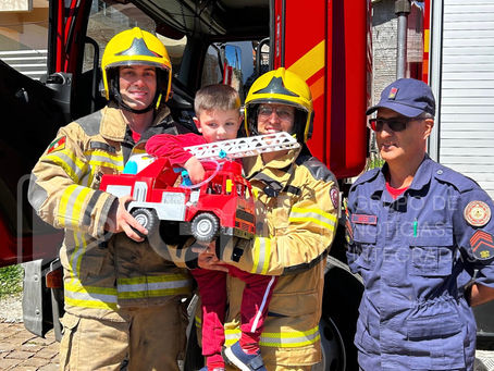 Pequeno Miguel recebe surpresa dos bombeiros no dia do seu aniversário em Santiago