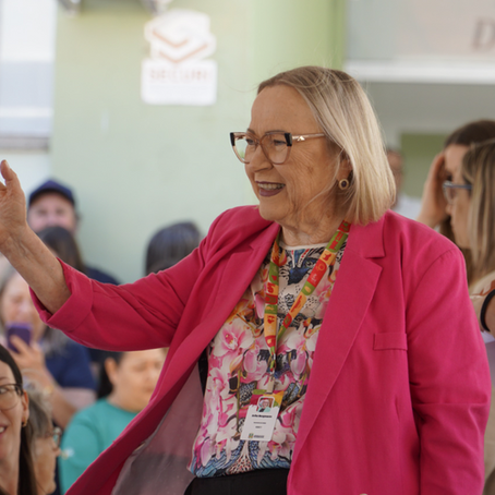 Secretária Arita Bergmann visita Santiago para lançar serviços voltados à saúde do idoso e da mulher