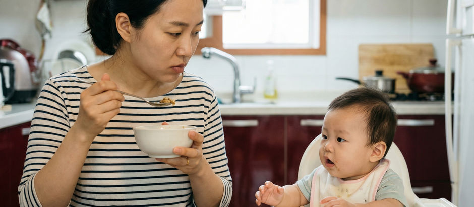 Q: 생후 5개월 아기가 어른 음식을 먹고 싶어해요. 이유식을 시작해도 될까요?