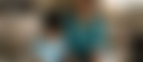 P: Mi hijo de 6 años tiene sinusitis con senos llenos en la TC tras 3 semanas de antibióticos, pero sin síntomas. ¿Debemos ir a un hospital mayor?