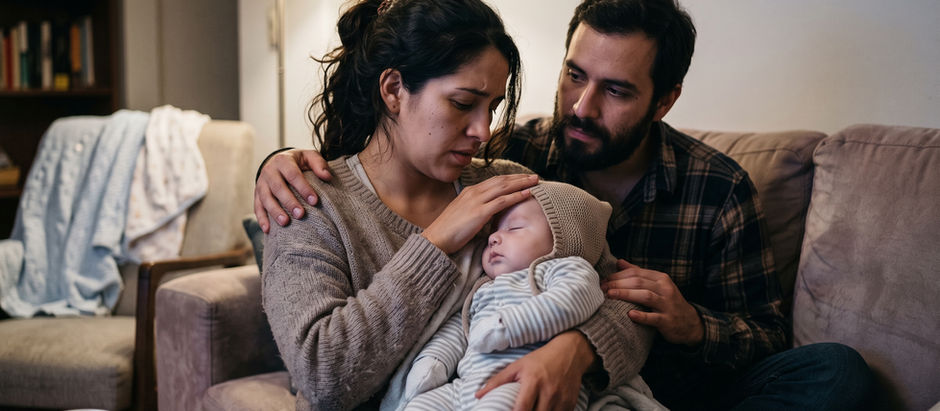 P: Mi bebé de 3 meses con neumonía tiene una temperatura baja de alrededor de 35 °C. ¿Qué debo hacer?