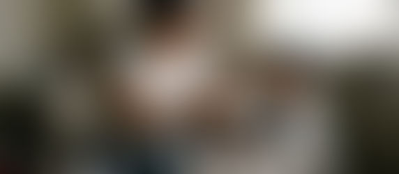 P: Mi hijo de 5 años tiene vómitos, fiebre y diarrea tras beber leche. ¿Debo dejar de alimentarlo?