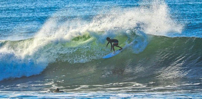 Surf en playa El Tunco