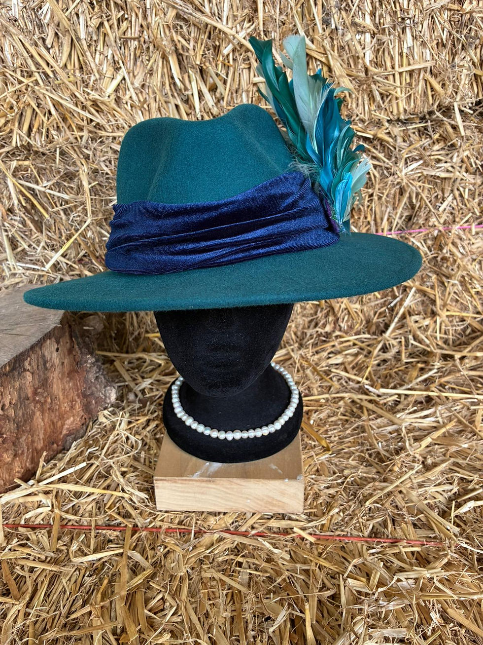 Thumbnail: Feather hat pin