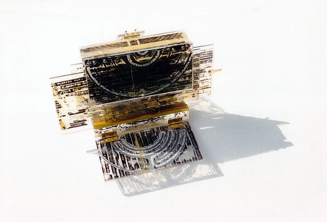 Nadine Cabessa ; sculpture ; art ; gravure ; incistion ; vitrail ; dyptique ; tryptique ; verre ; métal ; écriture ; alphabet ; dessin ; rouleaux ; totems ; papier ; tissu ; calque ; trame ; language ; pierre ; transparence ; ombres