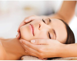 横浜Welinaでのアクセス・フェイスリフト施術。施術者がクライアントの顔に手を置き、表情や肌を整えながら心身のリラックスをサポートしている様子。