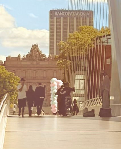 Tango dancers on the Puente de la Mujer