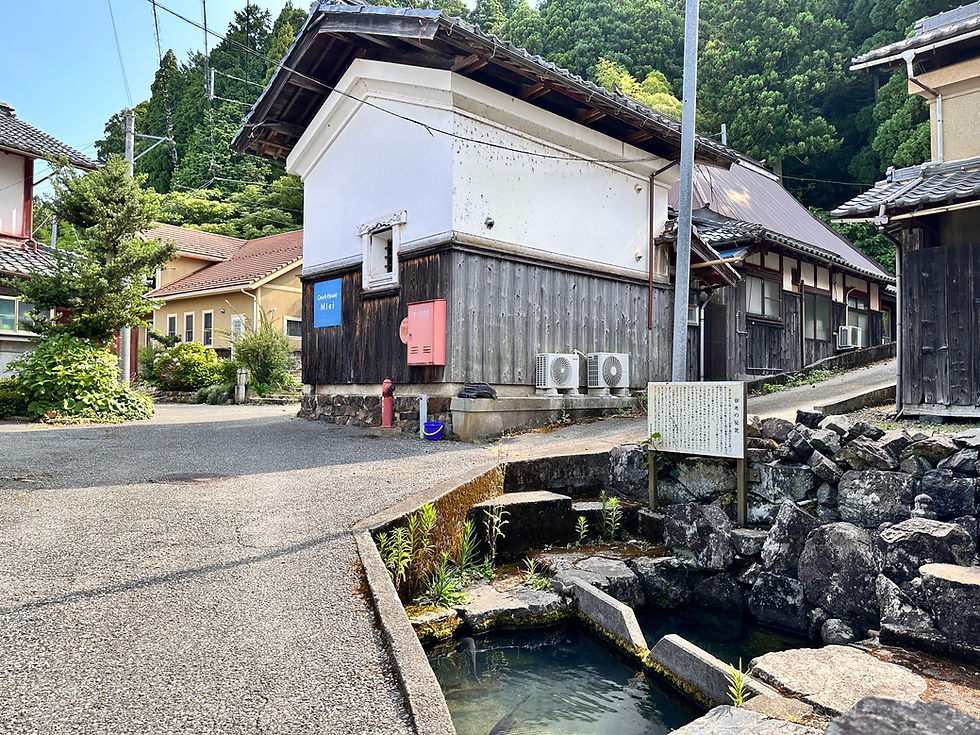ゲストハウスミエイの敷地内の蔵から改造した2階立て宿泊施設