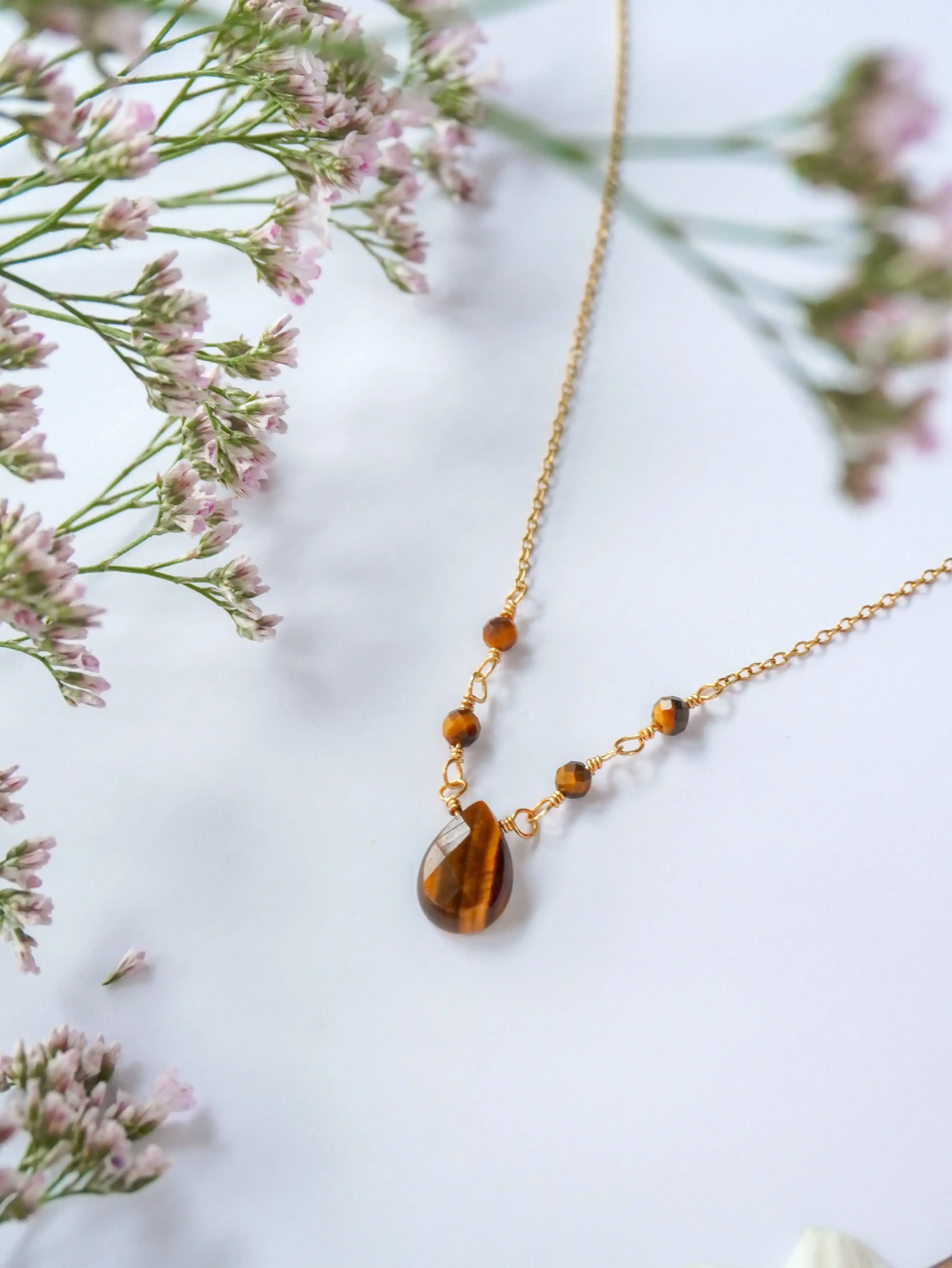 zoom pendentif oeil de tigre facetté