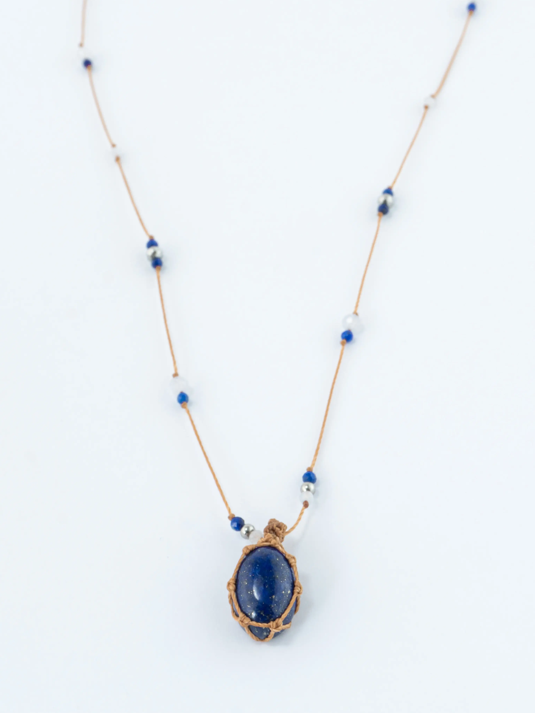 sautoir fil ciré macramé pierres naturelles lapis lazuli et calcédoine bleue