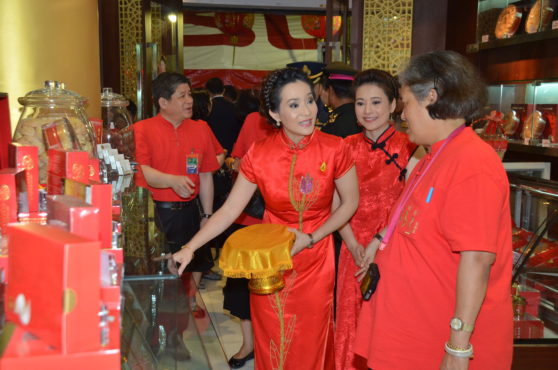 พระเทพฯทรงเสด็จฯเยือนสาขาเยาวราช