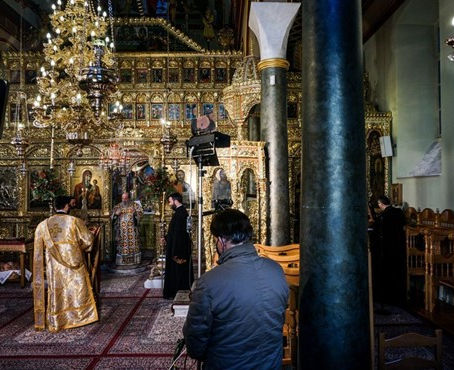 주현절-교회의 신자들과 병에 담긴 거룩한 친교-EL.AS(그리스 경찰)의 신중한 보호감시