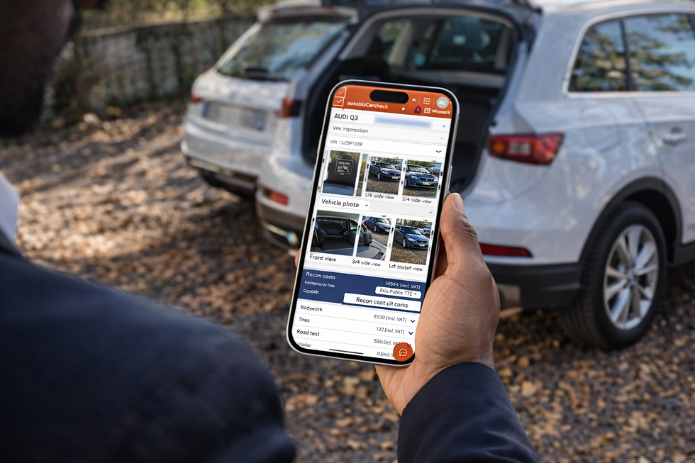 Inspection automobile avec smartphone en extérieur.png
