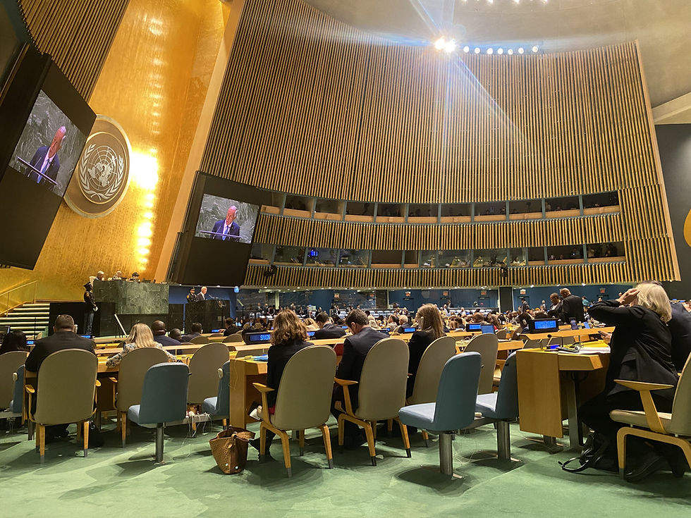 sala ampla com mulheres e homens em reunião