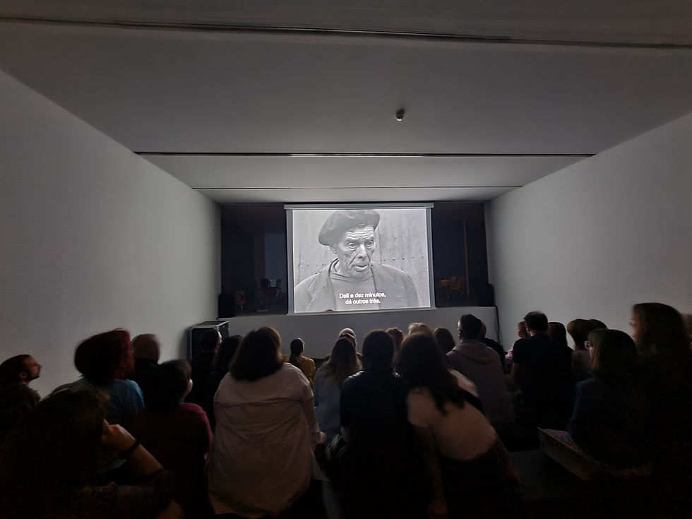 pessoas a ver um filme a preto e branco