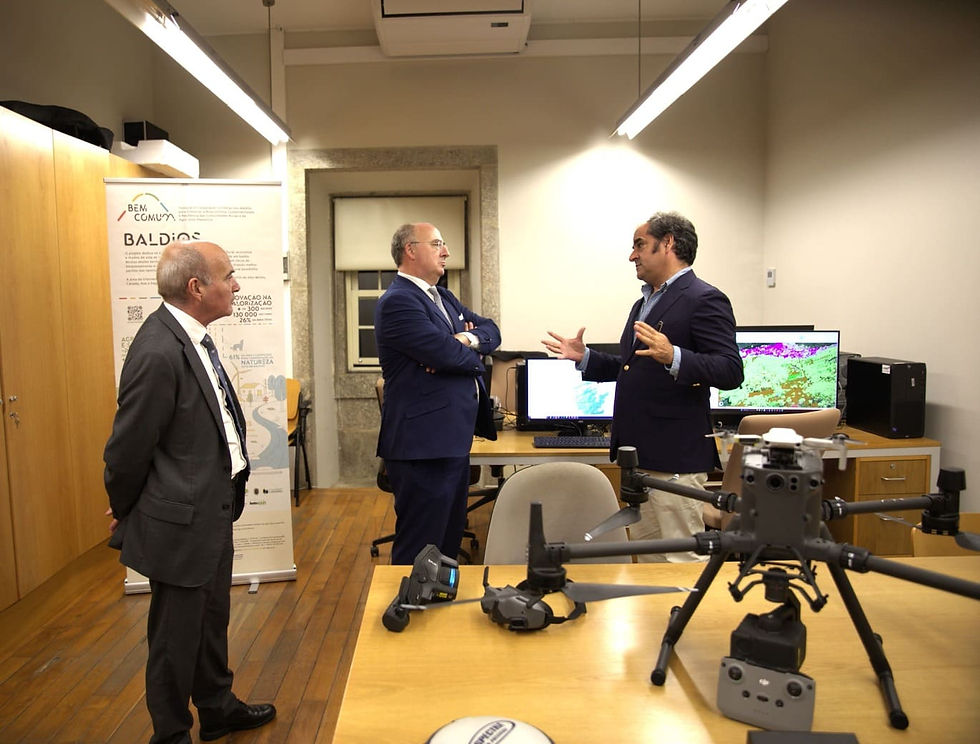Ministro falando com um professor sobre os projetos