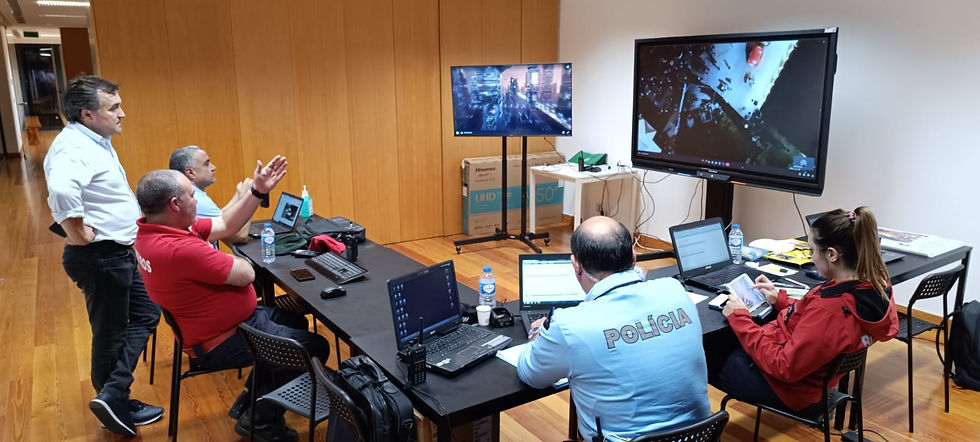 homens e mulher numa sala com monitores