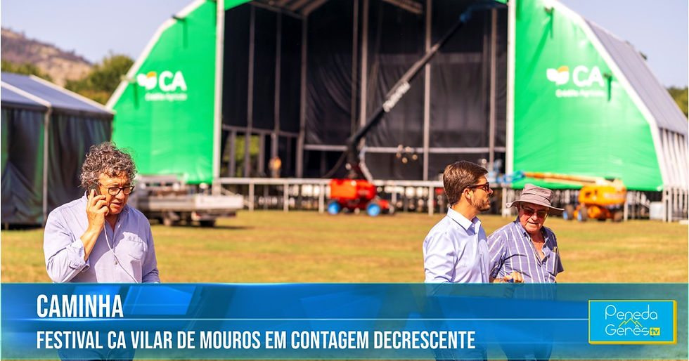 homens passando em frente a um palco instalado num festival de música