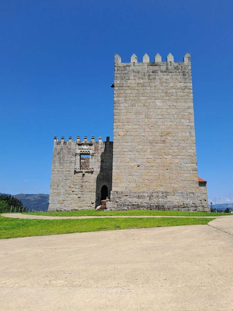 castelo com torreões e janela gradeada
