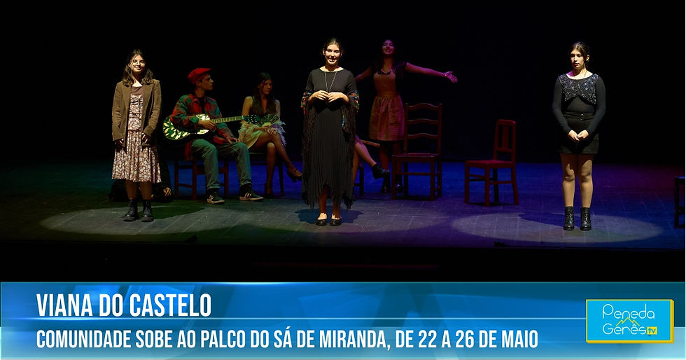 mulheres de pé em palco e outros atores sentados em cadeiras