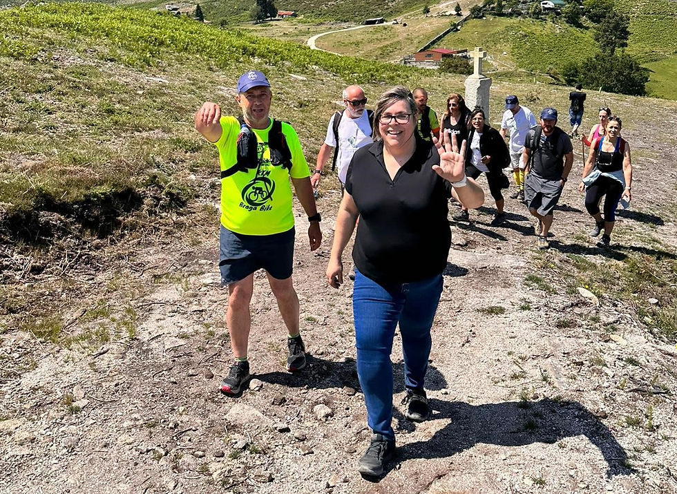 caminheiros subindo o monte