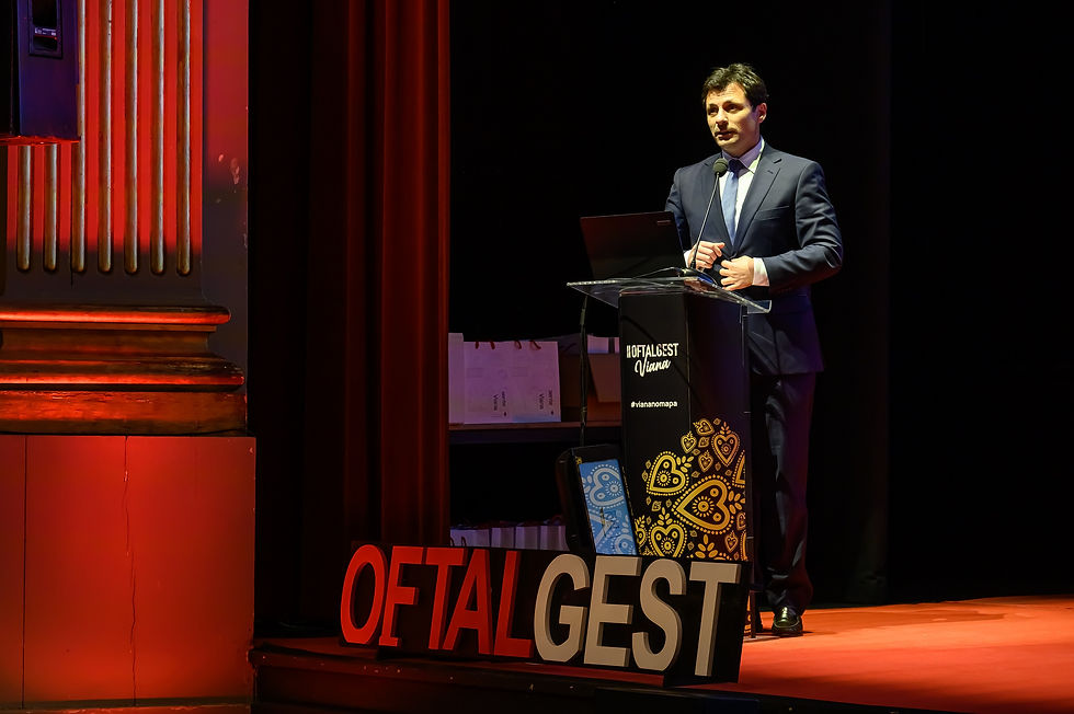 homem de fato azul escuro e gravata azul clara discursando no palanque