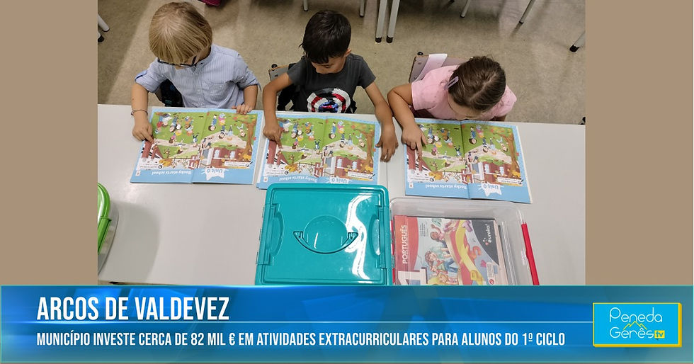 crianças lendo um livro com ilustrações