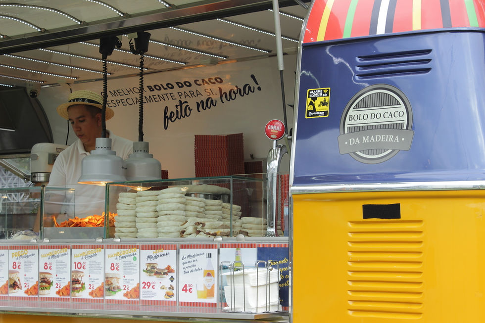 homem numa carrinha preparando bolo do caco