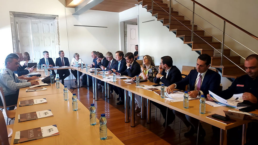 pessoas reunidas em reunião numa sala com escadas de madeira