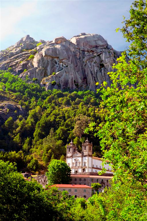 santuário com penedo enorme, envolto em vegetação