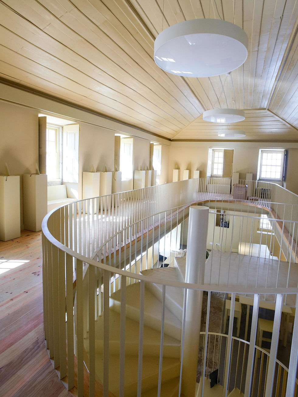 interior do edifício com escada em caracol