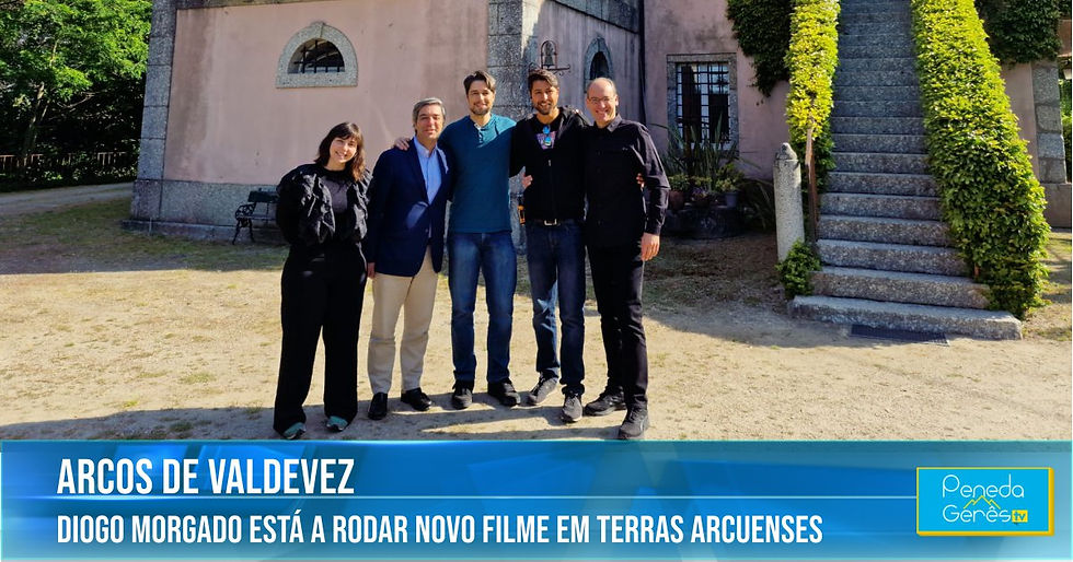 quatro homens e uma mulher em frente a uma casa senhorial cor de rosa