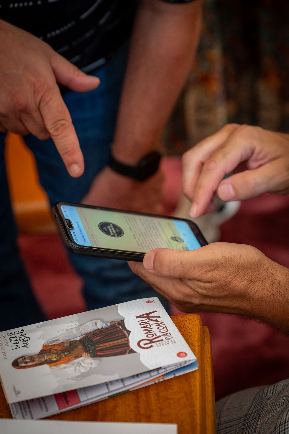 mãos mexendo num telemóvel usando uma app