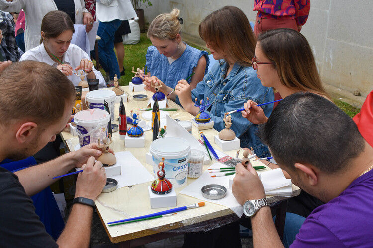 jovens pintando e construindo bonecos