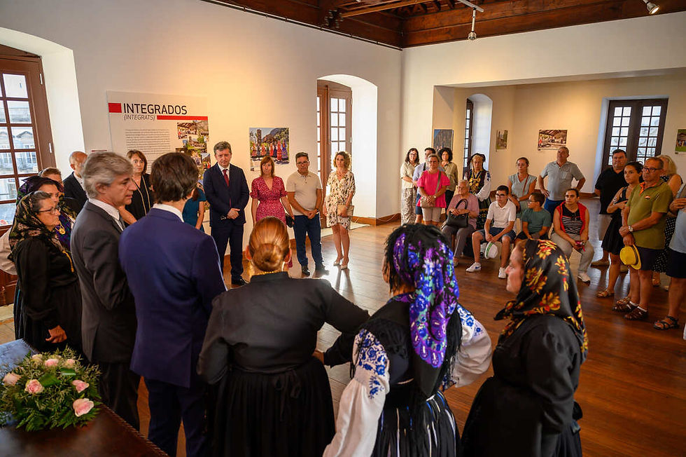 grupo de pessoas juntas numa exposição