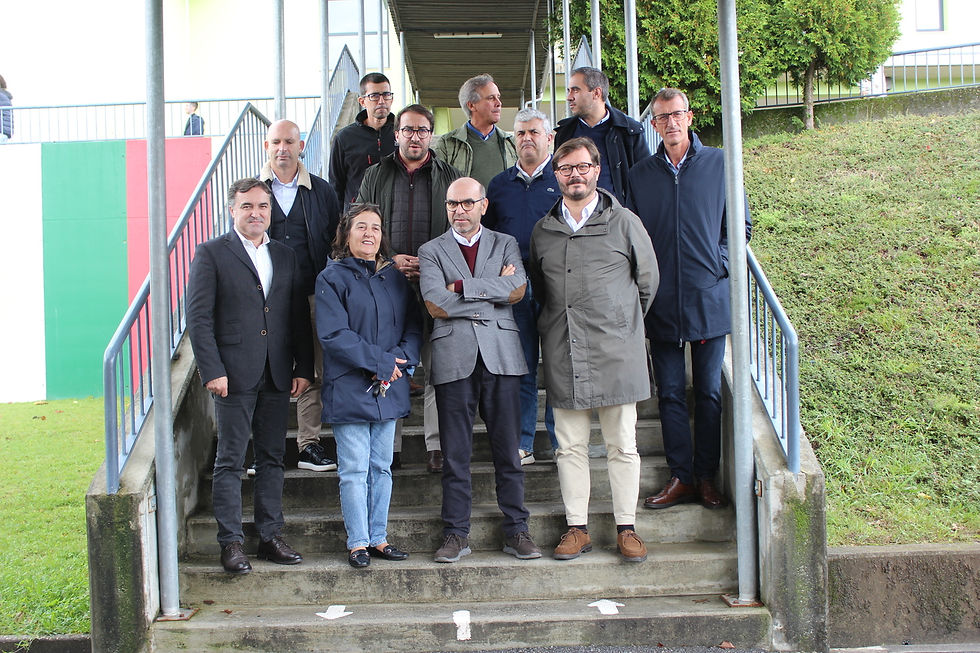 homens e uma mulher posando para a foto numa escadas