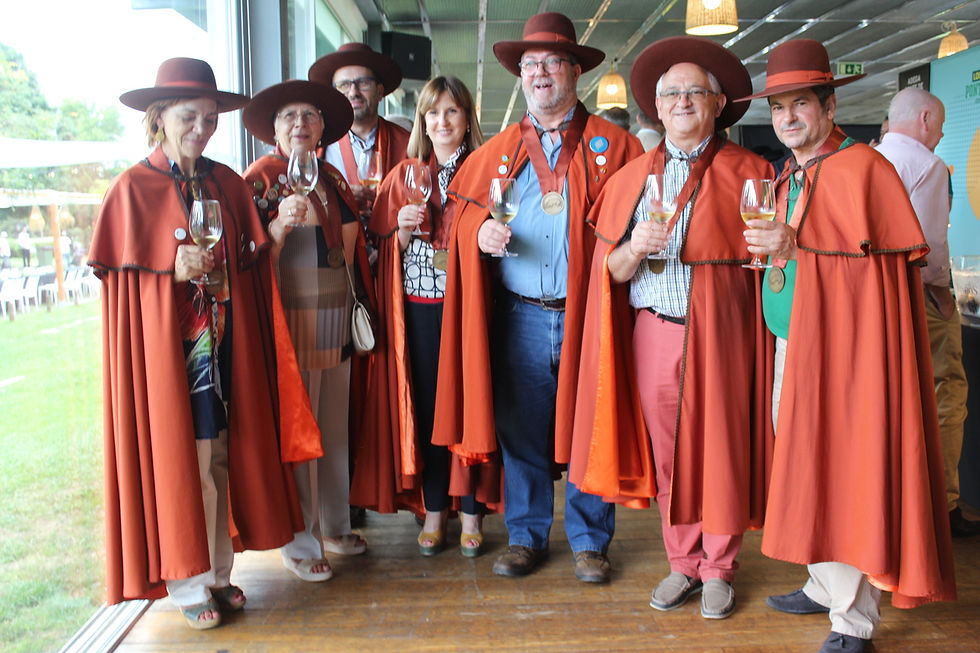 homens e mulheres de capas laranja pelas costas, chapéu, e de copo na mão